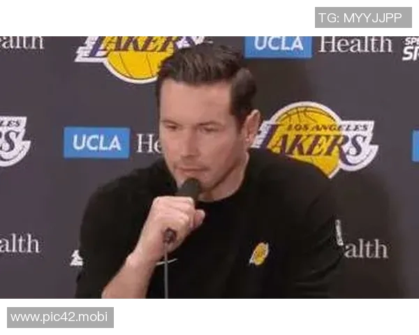 雷迪克：洛城德比前詹姆斯饱受偏头疼困扰，他的膝盖也酸痛